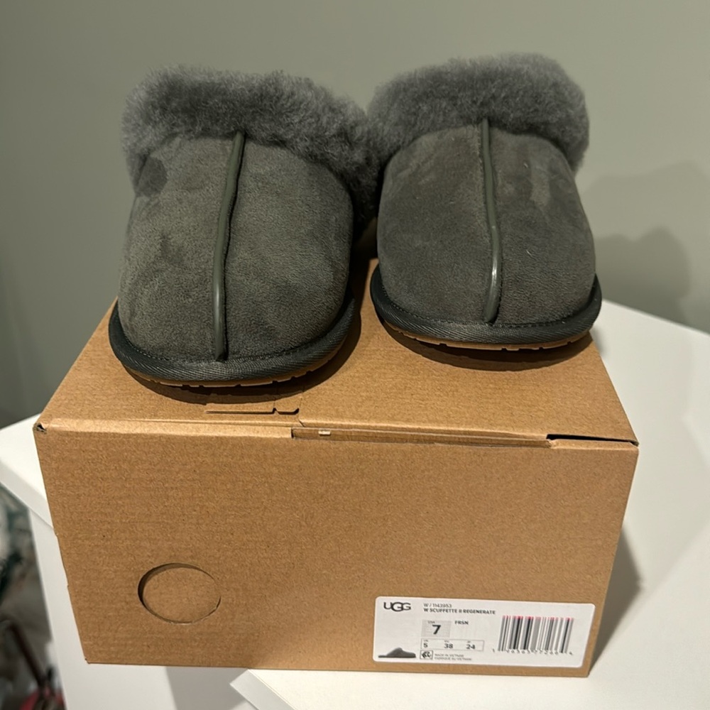 UGG sage green slippers 7 NWT